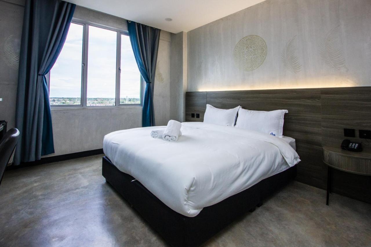 Sri Indar Hotel & Suites Parit Buntar Exterior photo